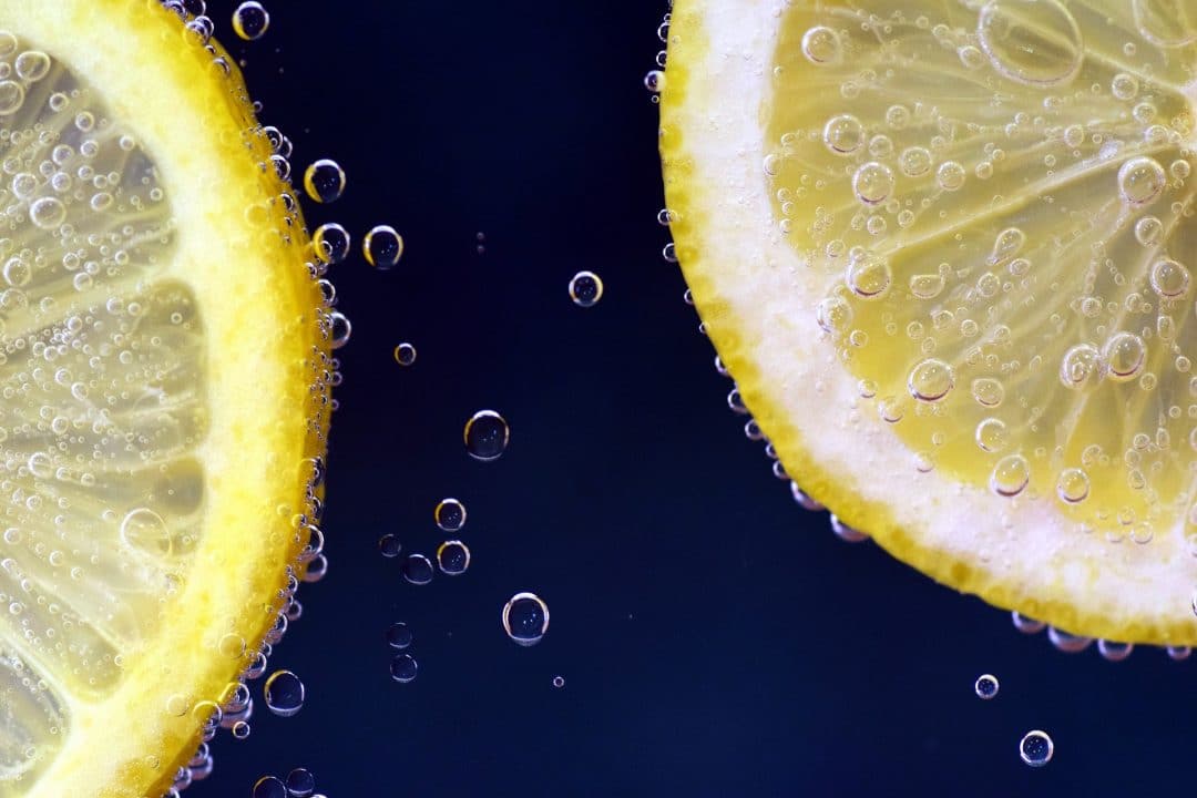 Benefici di bere acqua tiepida e limone