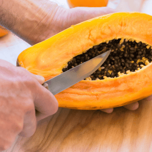 tagliare a metà la papaya