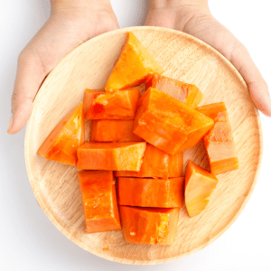 mangiare papaya tagliata a fette