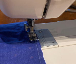  cucire la stoffa per cuscino con macchina da cucire 