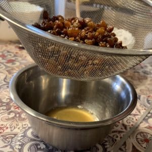 aggiungere uva passa a impasto frittelle dolci