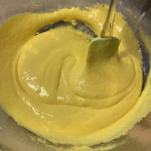 miscelare tuorlo uova e zucchero