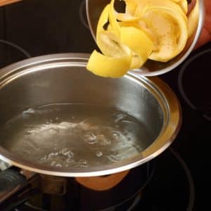 buccia limone in acqua bollente