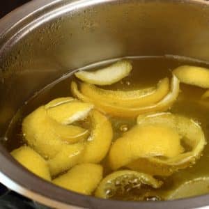 infusione buccia limone in acqua calda